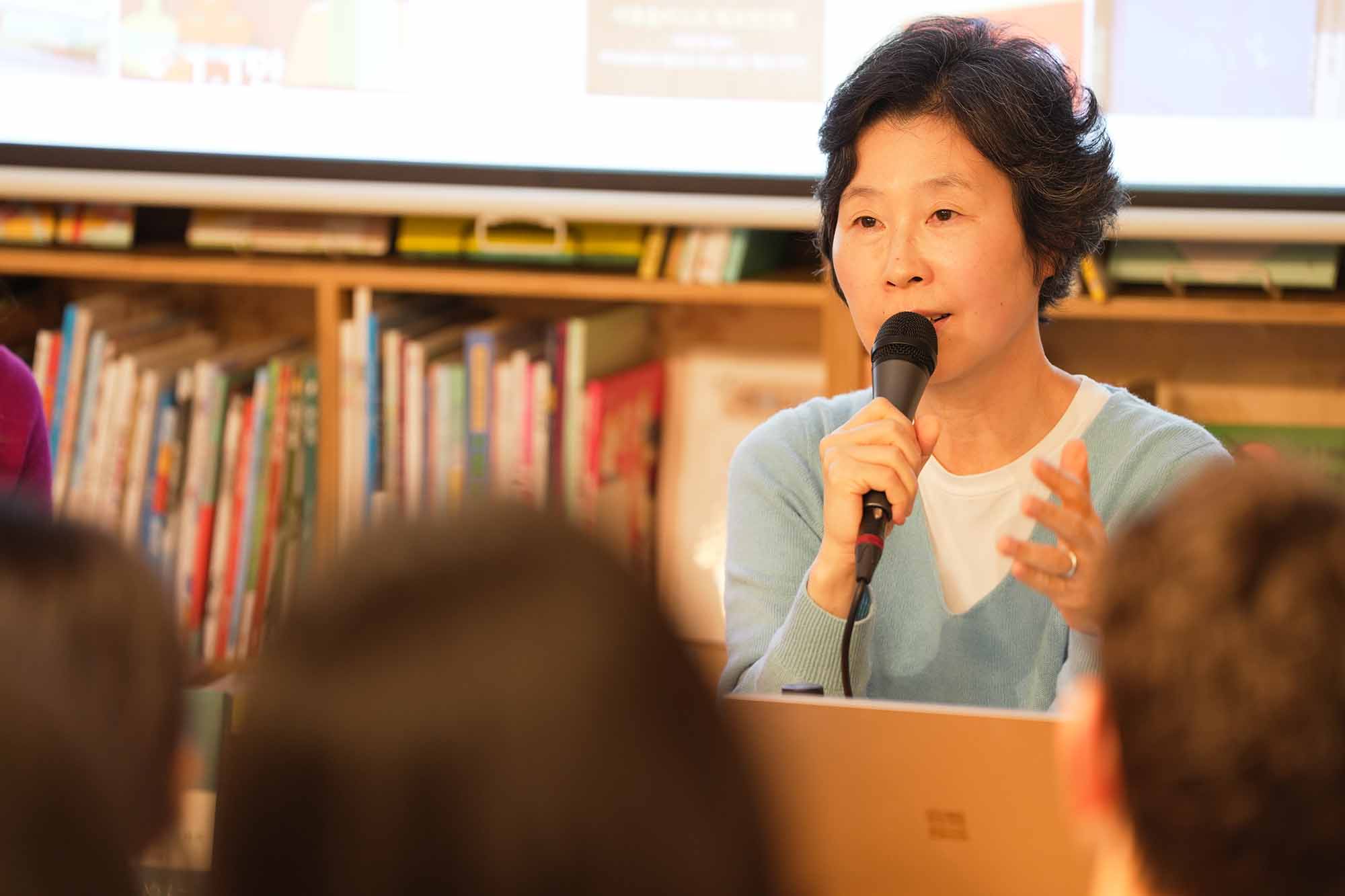韓国の大手広告代理店の副社長を務め、50代で会社を辞め、現在は書店を営むチェ・イナさん。韓国で若者に人気だという彼女が語る仕事の哲学とは。 韓国の大手広告代理店の副社長を務め、50代で会社を辞め、現在は書店を営むチェ・イナさん。韓国で若者に人気だという彼女が語る仕事の哲学とは。