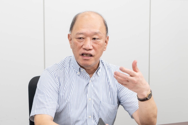 高田隆(たかだ・たかし)日経Automotive & 日経クロステック シニアエディター/1984年、日本経済新聞社入社。記者・編集者歴は2024年時点で40年に達する。日経BPでは、「日経メカニカル(現・日経ものづくり)」、「日経ニューマテリアル(休刊)」、「日経ビジネス」で素材業界(鉄鋼、化学)を取材、「日経ニューメディア」では放送業界のデジタル化を追いかけた。2014年から自動車業界を担当。Web媒体「日経クロステック」と紙媒体「日経Automotive」で、クルマの安全(予防安全・衝突安全)分野を精力的に取材している(写真:尾関祐治)