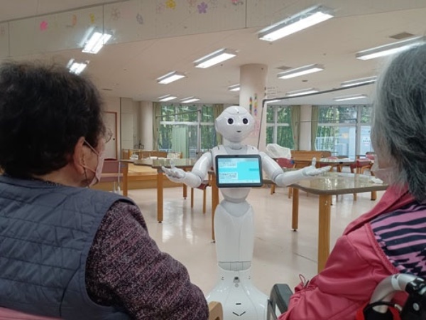 ソフトバンクグループの人型ロボット「Pepper(ペッパー)」は介護施設向けにカスタマイズされ、新たな活躍の場を得た。ChatGPTと連携することで施設利用者との会話もスムーズに(写真提供:緑陽会)