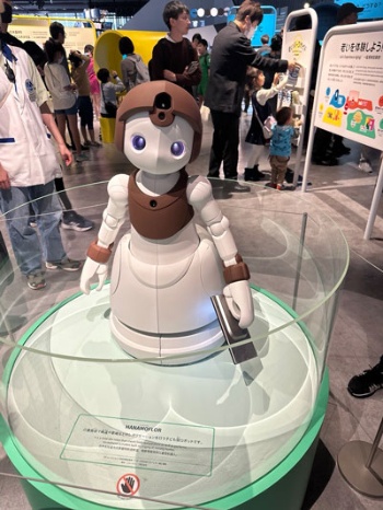 日本科学未来館(東京・江東)で2023年11月から常設展示されている、ソニーグループが開発中の子ども型見守り介護ロボット「HANAMOFLOR(ハナモフロル)」