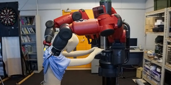 九州工業大学の柴田智広研究室では、着衣介助ロボットシステム「HAFY (Helping Arms For You)」の開発が進められている