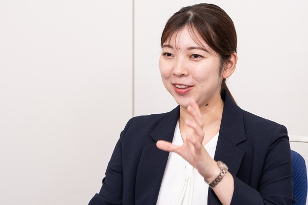 渥美友里(あつみ・ゆり)日経クロステック&日経コンピュータ記者/2022年に大学院修士課程を修了。日経BPへ入社し、日経クロステック・日経コンピュータに配属。2023年からは生成AIを注力領域として、国内・海外ベンダーの動向やユーザー企業の導入事例を取材している。製造や小売りなど様々な国内企業のDX事例やデジタル人材育成、セキュリティー対策なども追いかけている。大学院時代の専攻は生命科学。副専攻でサイエンスコミュニケーションを学び、技術を伝える専門記者の道を志した。静岡県浜松市出身。