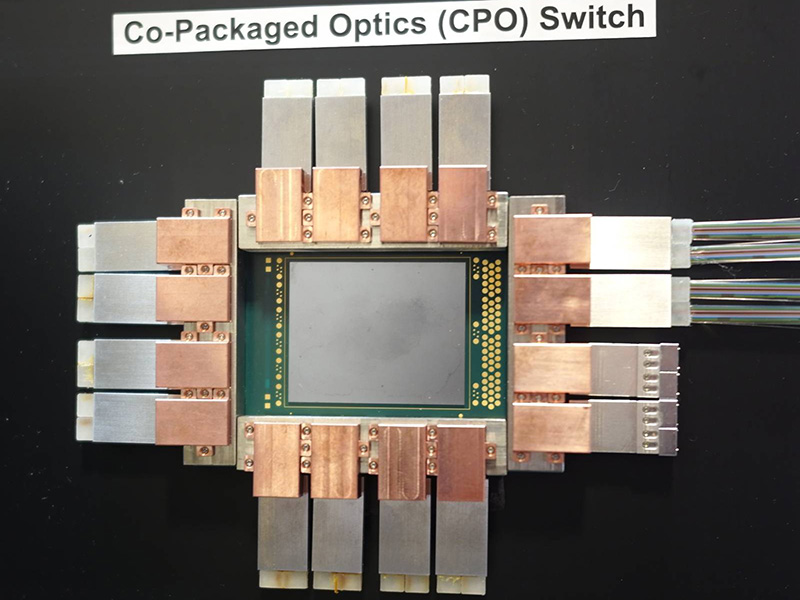 NTTがOFC2025に出展したCPOの開発品（写真：日経クロステック）