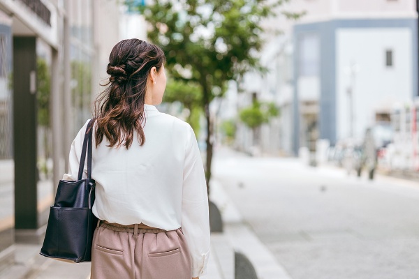 家族の問題を引き受けて頑張り続けることをいったんやめ、外の世界に目を向ける(写真:buritora/stock.adobe.com) 家族の問題を引き受けて頑張り続けることをいったんやめ、外の世界に目を向ける(写真:buritora/stock.adobe.com)