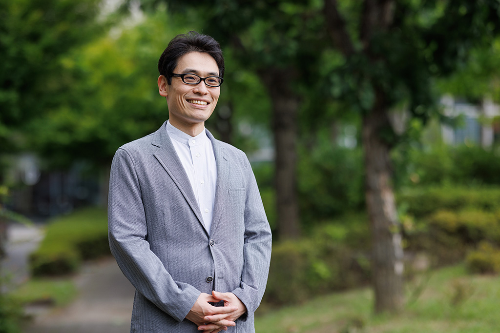 夏川草介氏　1978年、大阪府生まれ。信州大学医学部卒業。長野県で地域医療に従事。2009年『神様のカルテ』で第10回小学館文庫小説賞を受賞し作家デビュー。同シリーズは累計330万部を突破した。他の著書に、世界数十カ国で翻訳された『本を守ろうとする猫の話』、『始まりの木』、コロナ禍での自らの医師としての経験を基につづり大きな話題となったドキュメント小説『臨床の砦』など。最新作『スピノザの診察室』は24年本屋大賞4位、映画化も決定している。『城砦』は初の翻訳作品。