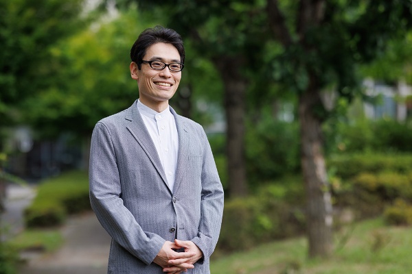 夏川草介氏 1978年、大阪府生まれ。信州大学医学部卒業。長野県で地域医療に従事。2009年『神様のカルテ』で第10回小学館文庫小説賞を受賞し作家デビュー。同シリーズは累計330万部を突破した。他の著書に、世界数十カ国で翻訳された『本を守ろうとする猫の話』、『始まりの木』、コロナ禍での自らの医師としての経験を基につづり大きな話題となったドキュメント小説『臨床の砦』など。最新作『スピノザの診察室』は24年本屋大賞4位、映画化も決定している。『城砦』は初の翻訳作品。 夏川草介氏 1978年、大阪府生まれ。信州大学医学部卒業。長野県で地域医療に従事。2009年『神様のカルテ』で第10回小学館文庫小説賞を受賞し作家デビュー。同シリーズは累計330万部を突破した。他の著書に、世界数十カ国で翻訳された『本を守ろうとする猫の話』、『始まりの木』、コロナ禍での自らの医師としての経験を基につづり大きな話題となったドキュメント小説『臨床の砦』など。最新作『スピノザの診察室』は24年本屋大賞4位、映画化も決定している。『城砦』は初の翻訳作品。