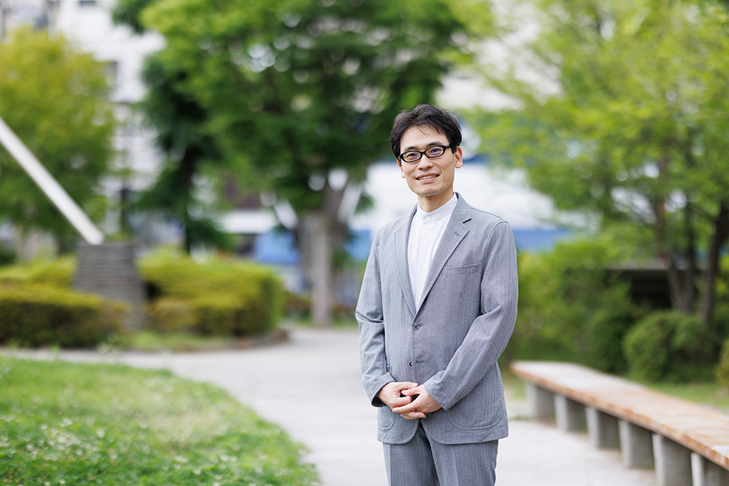 夏川草介氏　1978年、大阪府生まれ。信州大学医学部卒業。長野県で地域医療に従事。2009年『神様のカルテ』で第10回小学館文庫小説賞を受賞し作家デビュー。同シリーズは累計330万部を突破した。他の著書に、世界数十カ国で翻訳された『本を守ろうとする猫の話』、『始まりの木』、コロナ禍での自らの医師としての経験を基につづり大きな話題となったドキュメント小説『臨床の砦』など。最新作『スピノザの診察室』は24年本屋大賞4位、映画化も決定している。『城砦』は初の翻訳作品。78年、大阪府生まれ。信州大学医学部卒業。長野県で地域医療に従事。2009年『神様のカルテ』で第10回小学館文庫小説賞を受賞し作家デビュー。同シリーズは累計330万部を突破した。他の著書に、世界数十カ国で翻訳された『本を守ろうとする猫の話』、『始まりの木』、コロナ禍での自らの医師としての経験をもとに綴り大きな話題となったドキュメント小説『臨床の砦』など。最新作『スピノザの診察室』は24年本屋大賞4位、映画化も決定している。『城砦』は初の翻訳作品。
