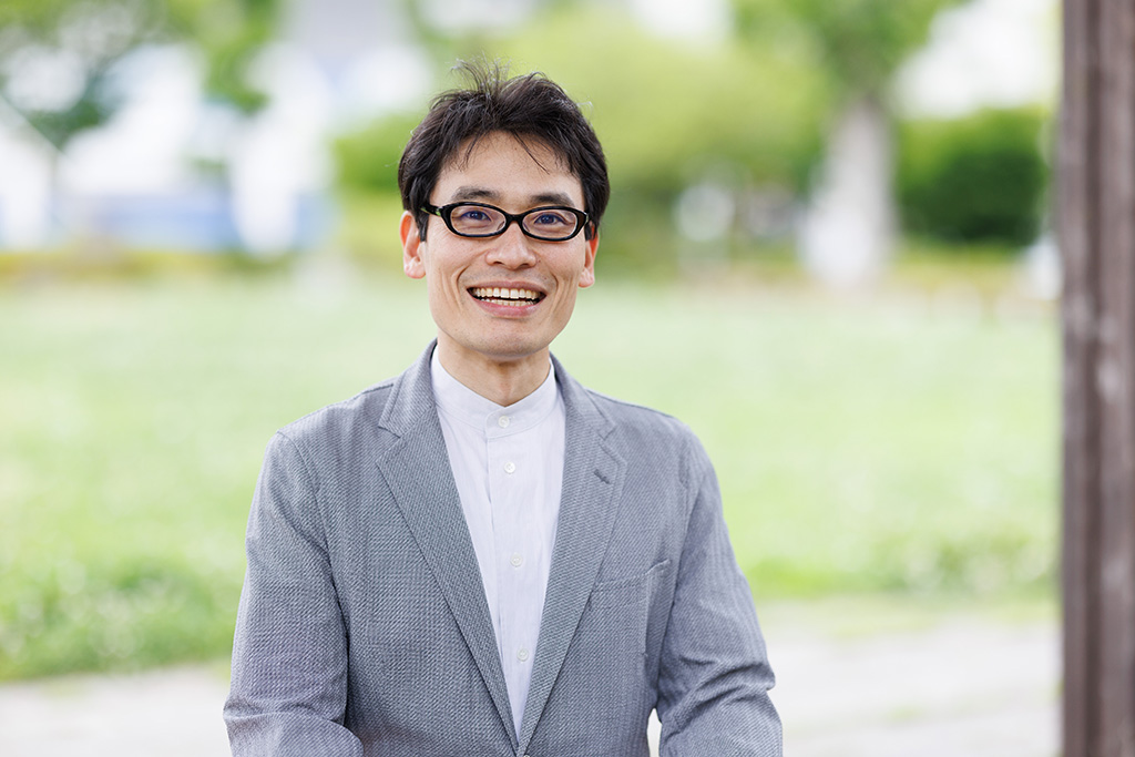 夏川草介氏　1978年、大阪府生まれ。信州大学医学部卒業。長野県で地域医療に従事。2009年『神様のカルテ』で第10回小学館文庫小説賞を受賞し作家デビュー。同シリーズは累計330万部を突破した。他の著書に、世界数十カ国で翻訳された『本を守ろうとする猫の話』、『始まりの木』、コロナ禍での自らの医師としての経験を基につづり大きな話題となったドキュメント小説『臨床の砦』など。最新作『スピノザの診察室』は24年本屋大賞4位、映画化も決定している。『城砦』は初の翻訳作品。
