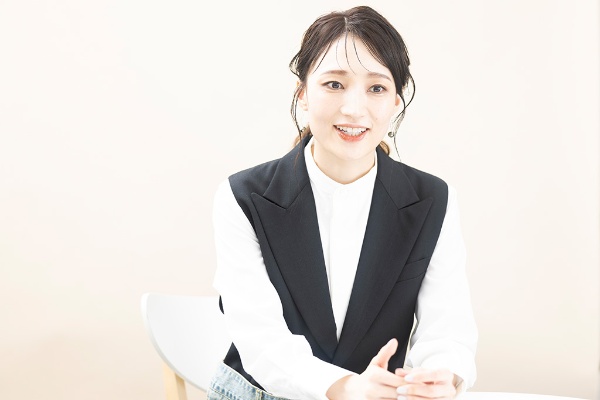 「この本を見ても、最初の頃の写真や話しぶりは、今見返すと笑っちゃうくらい堅くて。毎月の連載だったので、その時々で話していることや考えていることが垣間見えるのが面白いですね」 「この本を見ても、最初の頃の写真や話しぶりは、今見返すと笑っちゃうくらい堅くて。毎月の連載だったので、その時々で話していることや考えていることが垣間見えるのが面白いですね」