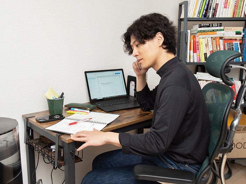 シェアハウスで勉強する戦略コンサルタントの机と必読本