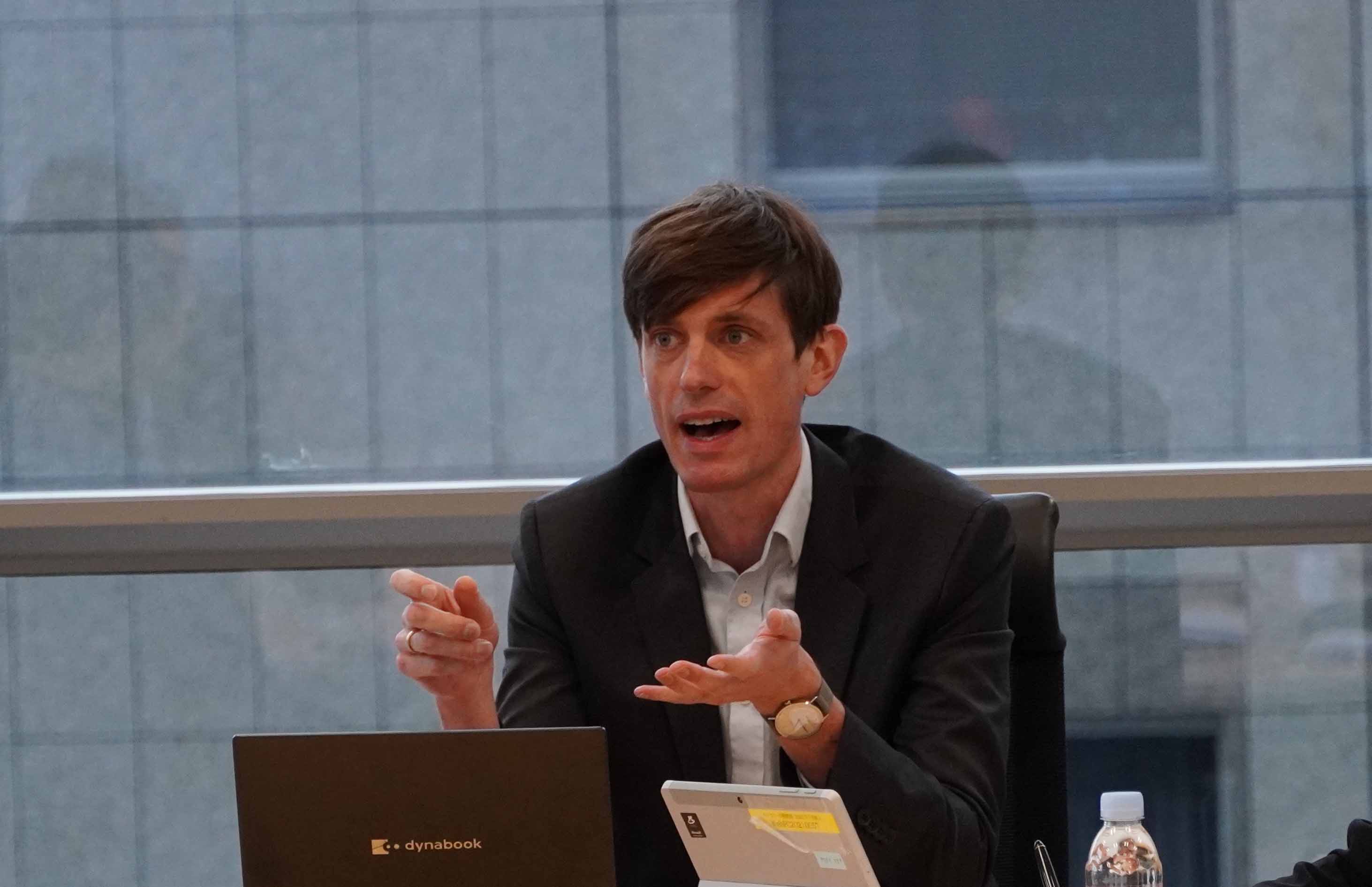 オズボーン氏「AI進化の持続可能性は危うい」 日経BOOKプラス