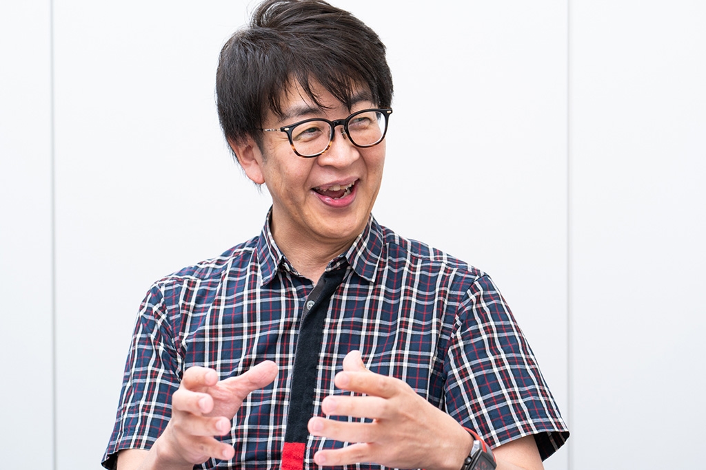 藤吉豊(ふじよし・ゆたか)株式会社文道 代表取締役/有志4名による編集ユニット「クロロス」のメンバー。日本映画ペンクラブ会員。神奈川県相模原市出身。編集プロダクションにて、企業PR誌や一般誌、書籍の編集・ライティングに従事。編集プロダクション退社後、出版社にて、自動車専門誌2誌の編集長を歴任。2001年からフリーランスとなり、雑誌、PR誌の制作や、ビジネス書籍の企画・執筆・編集に携わる。文化人、経営者、アスリート、タレントなど、インタビュー実績は2000人以上。2006年以降は、ビジネス書籍の編集協力に注力し、200冊以上の書籍のライティングに関わる。現在はライターとしての活動のほか、「書く楽しさを広める活動」「ライターを育てる活動」にも注力。「書く力は、ライターだけでなく、誰にでも必要なポータブルスキルである」(ポータブルスキル=業種や職種が変わっても通用する持ち出し可能なスキル)との思いから、大学生や社会人に対して、執筆指導を行っている。共著書に『「時間術のベストセラー100冊」のポイントを1冊にまとめてみた。』『「文章術のベストセラー100冊」のポイントを1冊にまとめてみた。』(日経BP)など、単著書に『文章力が、最強の武器である。』(SBクリエイティブ)がある。元野良猫を溺愛する日々。
