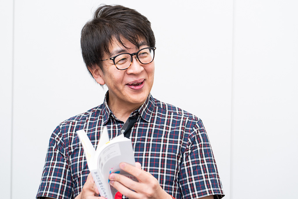 藤吉豊（ふじよし・ゆたか）株式会社文道 代表取締役／有志4名による編集ユニット「クロロス」のメンバー。日本映画ペンクラブ会員。神奈川県相模原市出身。編集プロダクションにて、企業PR誌や一般誌、書籍の編集・ライティングに従事。編集プロダクション退社後、出版社にて、自動車専門誌2誌の編集長を歴任。2001年からフリーランスとなり、雑誌、PR誌の制作や、ビジネス書籍の企画・執筆・編集に携わる。文化人、経営者、アスリート、タレントなど、インタビュー実績は2000人以上。2006年以降は、ビジネス書籍の編集協力に注力し、200冊以上の書籍のライティングに関わる。現在はライターとしての活動のほか、「書く楽しさを広める活動」「ライターを育てる活動」にも注力。「書く力は、ライターだけでなく、誰にでも必要なポータブルスキルである」（ポータブルスキル＝業種や職種が変わっても通用する持ち出し可能なスキル）との思いから、大学生や社会人に対して、執筆指導を行っている。共著書に『「時間術のベストセラー100冊」のポイントを1冊にまとめてみた。』『「文章術のベストセラー100冊」のポイントを1冊にまとめてみた。』（日経BP）など、単著書に『文章力が、最強の武器である。』（SBクリエイティブ）がある。元野良猫を溺愛する日々。