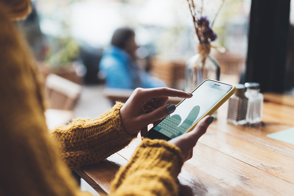「高速取り付け騒ぎ」の誘因となったSNS（写真はイメージ）（写真：A_B_C／stock.adobe.com）