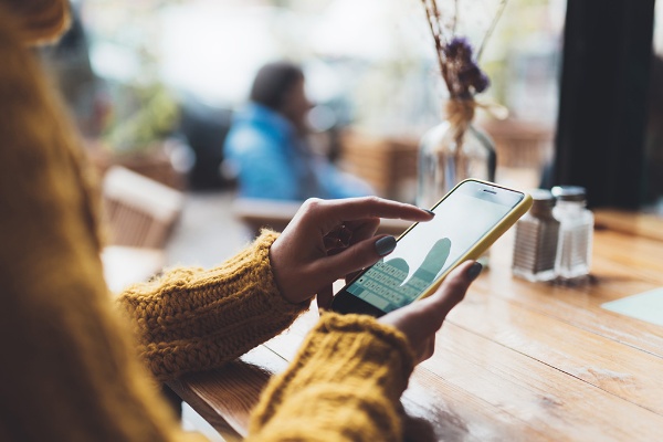 「高速取り付け騒ぎ」の誘因となったSNS(写真はイメージ)(写真:A_B_C/stock.adobe.com) 「高速取り付け騒ぎ」の誘因となったSNS(写真はイメージ)(写真:A_B_C/stock.adobe.com)