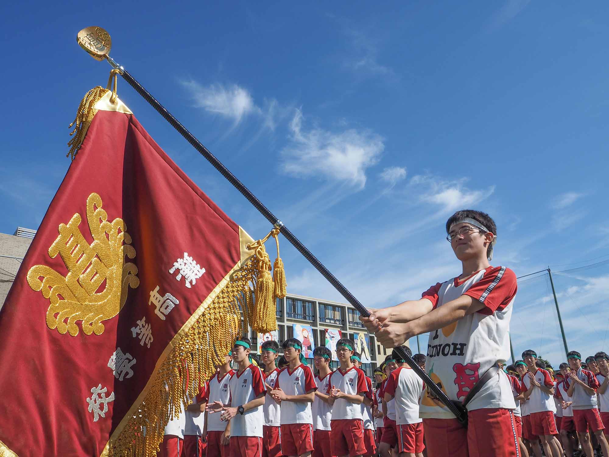 毎年9月下旬に開催される灘校の体育祭は、相撲や応援団による演舞、クラブ対抗リレーなどが人気。生徒会長を務めた髙島さんは、入場時に校旗を掲げて行進した