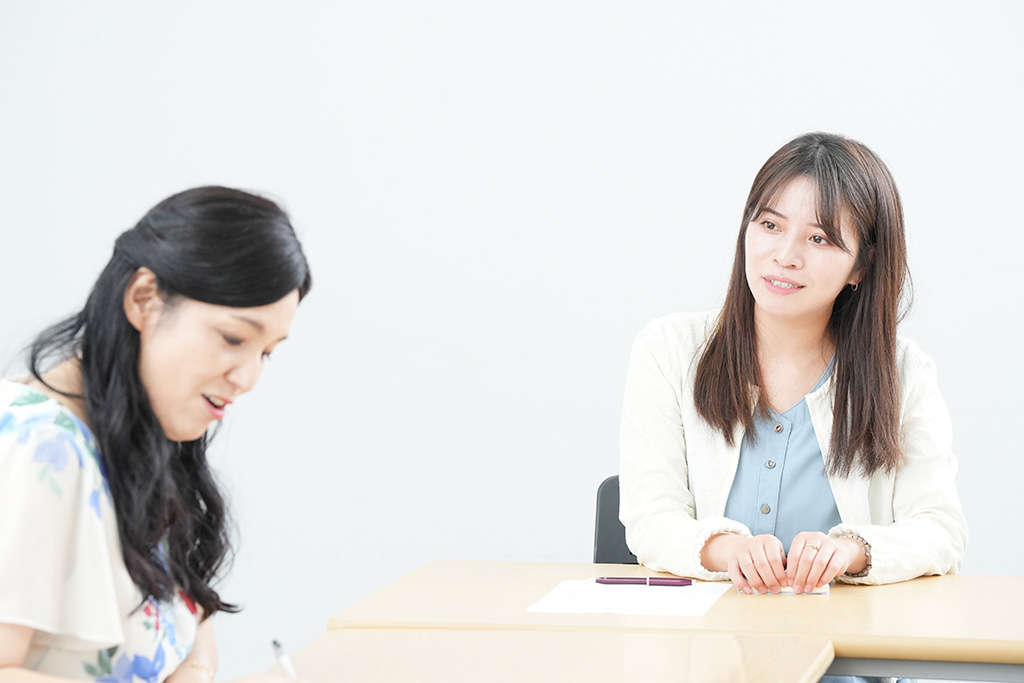 休日は勉強や料理もしていると話すBさん（右）と話を聞く牛窪さん（左）