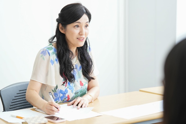 熱心にZ世代の話に耳を傾ける世代・トレンド評論家、牛窪恵さん 熱心にZ世代の話に耳を傾ける世代・トレンド評論家、牛窪恵さん