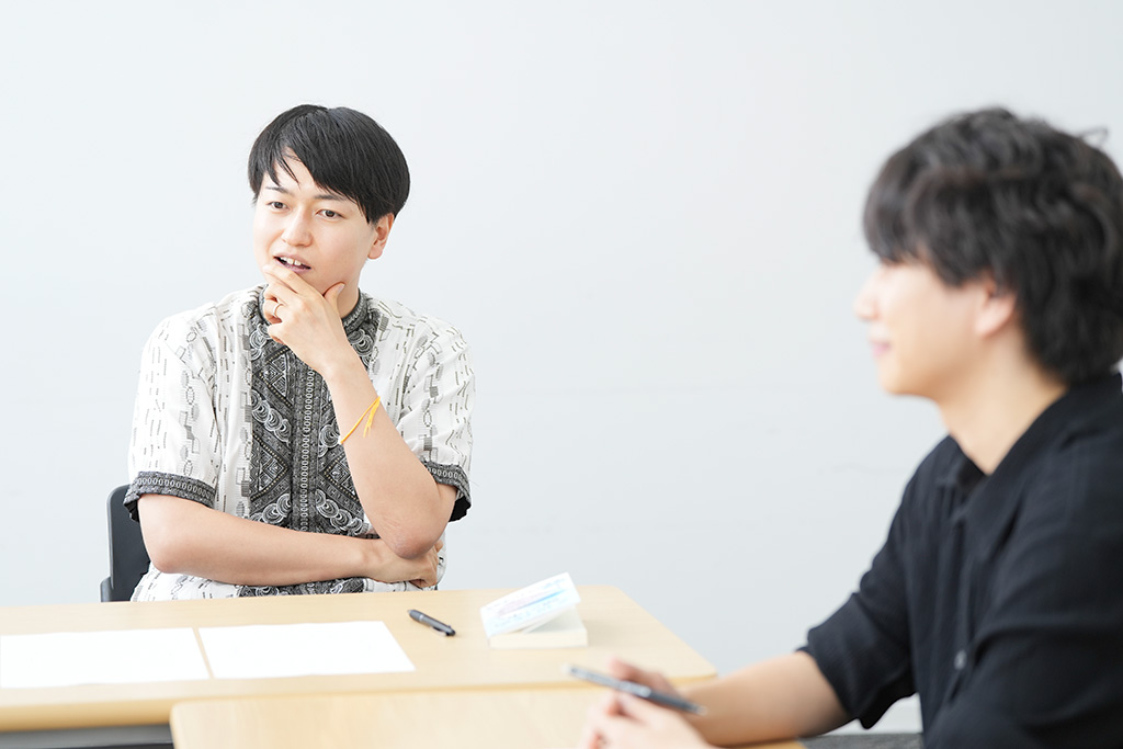 本業で知り合ったクライアントが副業のYouTubeも観に来たと語るAさん（左）