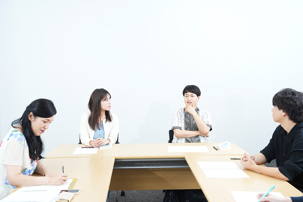 結婚や出産に対しても上の世代とのギャップを感じるときがあると語るAさん（右から2人目）