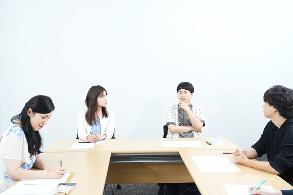 結婚や出産に対しても上の世代とのギャップを感じるときがあると語るAさん(右から2人目) 結婚や出産に対しても上の世代とのギャップを感じるときがあると語るAさん(右から2人目)