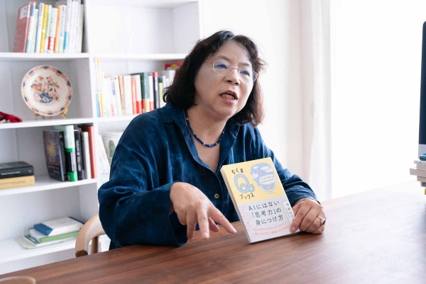 「子どもが言葉を覚える上で、アブダクション推論の能力は不可欠」と語る今井さん。 「子どもが言葉を覚える上で、アブダクション推論の能力は不可欠」と語る今井さん。