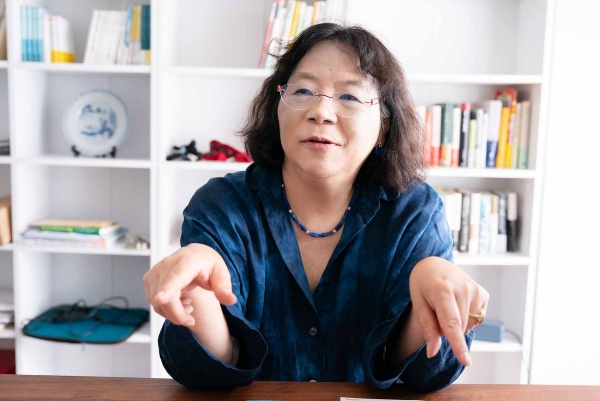 「私たちは物体か物質かを分けて認識している」と語る今井さん。 「私たちは物体か物質かを分けて認識している」と語る今井さん。