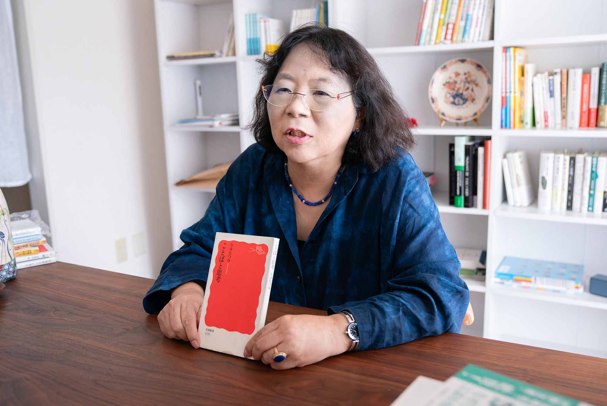 「言語の影響は、赤のものが、ある人には黒に見えるとか、緑と青の区別がつかないとかいうあからさまなことではありません」と語る今井さん。
