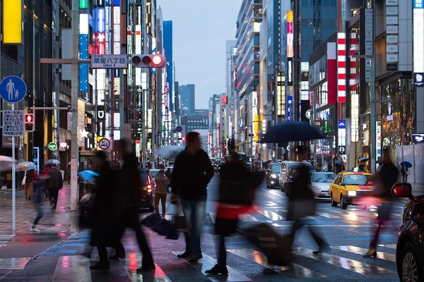 銀座で買い物する外国人の若者たちの風景はもはや日常だが(写真:Ichiro/stock.adobe.com) 銀座で買い物する外国人の若者たちの風景はもはや日常だが(写真:Ichiro/stock.adobe.com)