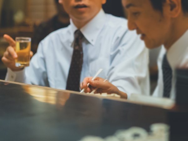 お酒が入るとつい出てしまう「自慢」のネタは昭和人間に染みついた人生観の反映である/PIXTA お酒が入るとつい出てしまう「自慢」のネタは昭和人間に染みついた人生観の反映である/PIXTA
