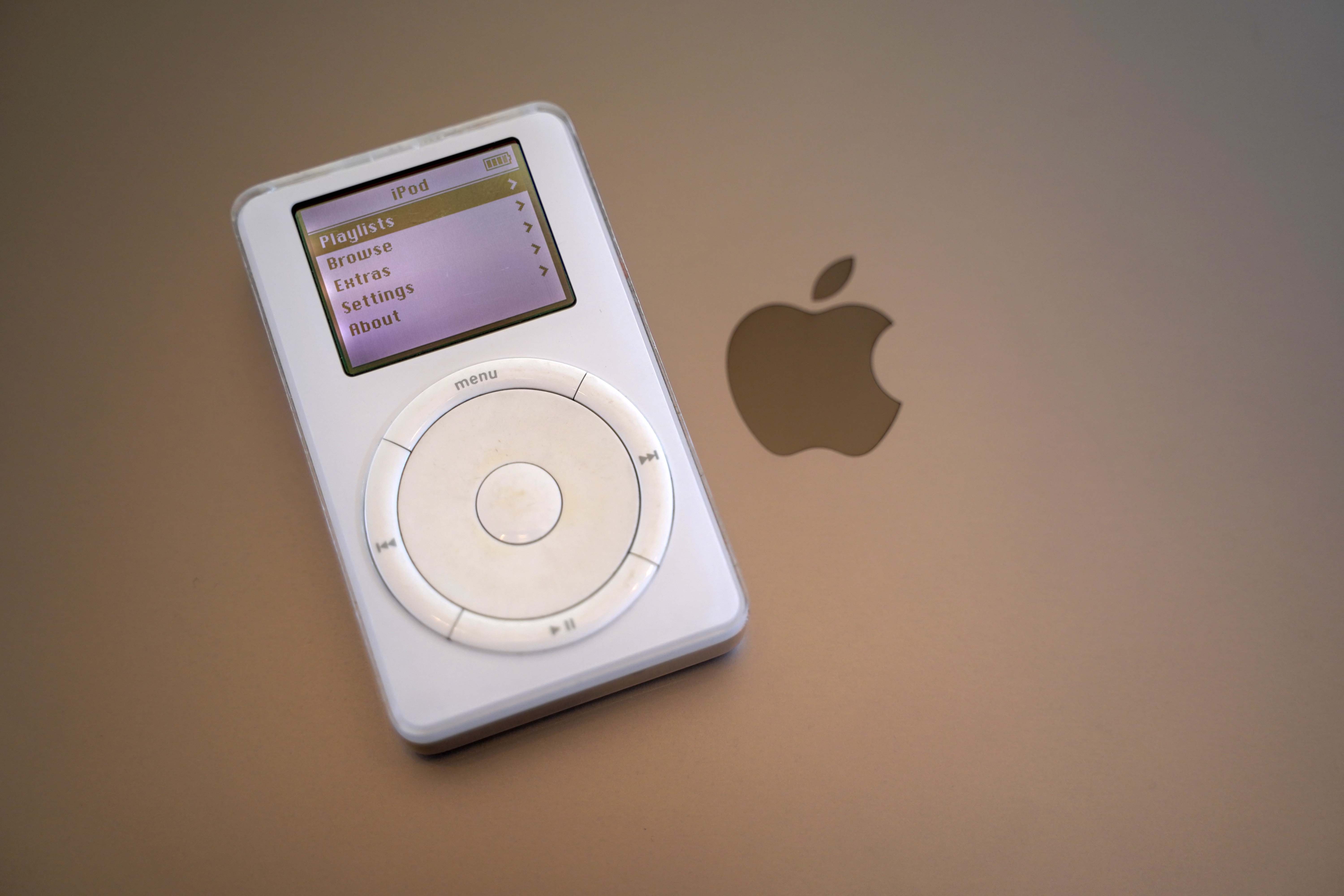 アップルは2001年、iPodを発表した(写真/shutterstock)