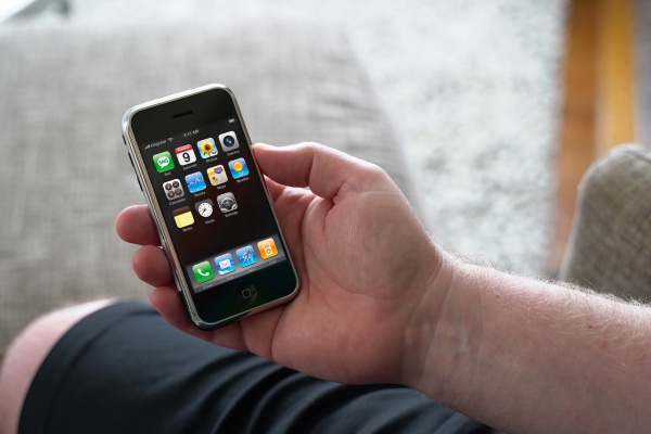 アップルは革新的な新商品、iPhoneを発表した（写真／shutterstock）