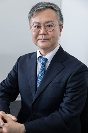 <b>天津佳之(あまつ・よしゆき)</b><br> 1979年静岡県伊東市出身。大正大学文学部卒業。書店員、編集プロダクションのライターを経て、業界新聞記者。2020年『利生の人 尊氏と正成』で日経小説大賞を受賞しデビュー。最新刊は菅原道真を描いた『あるじなしとて』。(写真:吉成大輔)