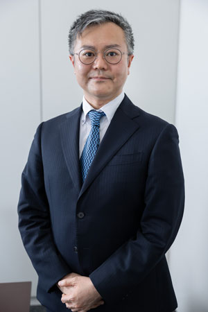 <b>天津佳之(あまつ・よしゆき)</b><br> 1979年静岡県伊東市出身。大正大学文学部卒業。書店員、編集プロダクションのライターを経て、業界新聞記者。2020年『利生の人 尊氏と正成』で日経小説大賞を受賞しデビュー。最新刊は菅原道真を描いた『あるじなしとて』。(写真:吉成大輔)