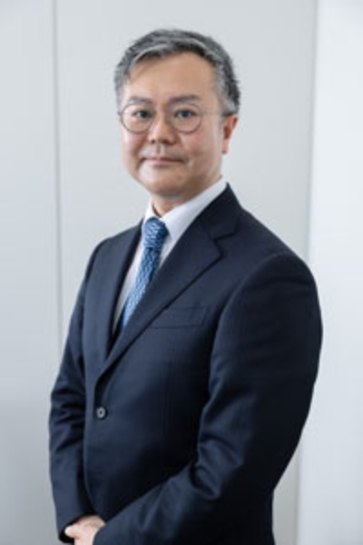 <b>天津佳之(あまつ・よしゆき)</b><br> 1979年静岡県伊東市出身。大正大学文学部卒業。書店員、編集プロダクションのライターを経て、業界新聞記者。2020年『利生の人 尊氏と正成』で日経小説大賞を受賞しデビュー。最新刊は菅原道真を描いた『あるじなしとて』。(写真:吉成大輔)