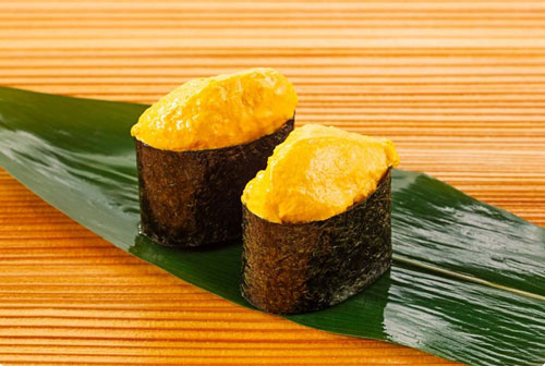 現在の相模屋食料のヒット商品『うにのようなビヨンドとうふ』の調理例。軍艦巻きにできる豆腐……。