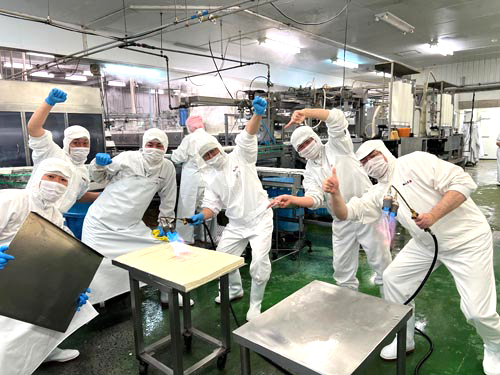 生産技術担当の執行役員もノリノリで焼いている