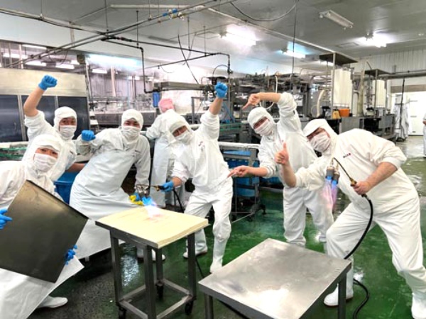 生産技術担当の執行役員もノリノリで焼いている