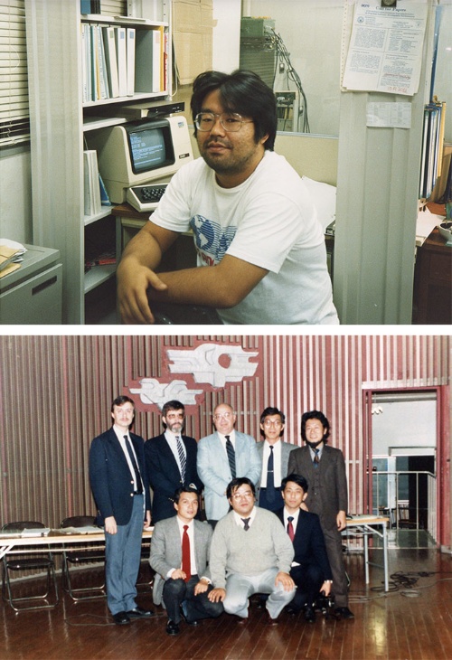 昭和60年(1985)ごろ、インターネット黎明(れいめい)期の村井氏と仲間たち。村井氏いわく「伝説的なコンピュータマニアはなぜか自分と同じ昭和30年(1955)生まれが多い」(写真提供:村井氏) 昭和60年(1985)ごろ、インターネット黎明(れいめい)期の村井氏と仲間たち。村井氏いわく「伝説的なコンピュータマニアはなぜか自分と同じ昭和30年(1955)生まれが多い」(写真提供:村井氏)