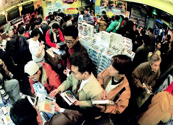 平成7年(1995)11月23日、マイクロソフトのWindows 95が日本で販売開始。各地の家電量販店には購入希望者が行列をつくり、なかにはくす玉を割って祝った店舗も(写真提供:共同通信社) 平成7年(1995)11月23日、マイクロソフトのWindows 95が日本で販売開始。各地の家電量販店には購入希望者が行列をつくり、なかにはくす玉を割って祝った店舗も(写真提供:共同通信社)