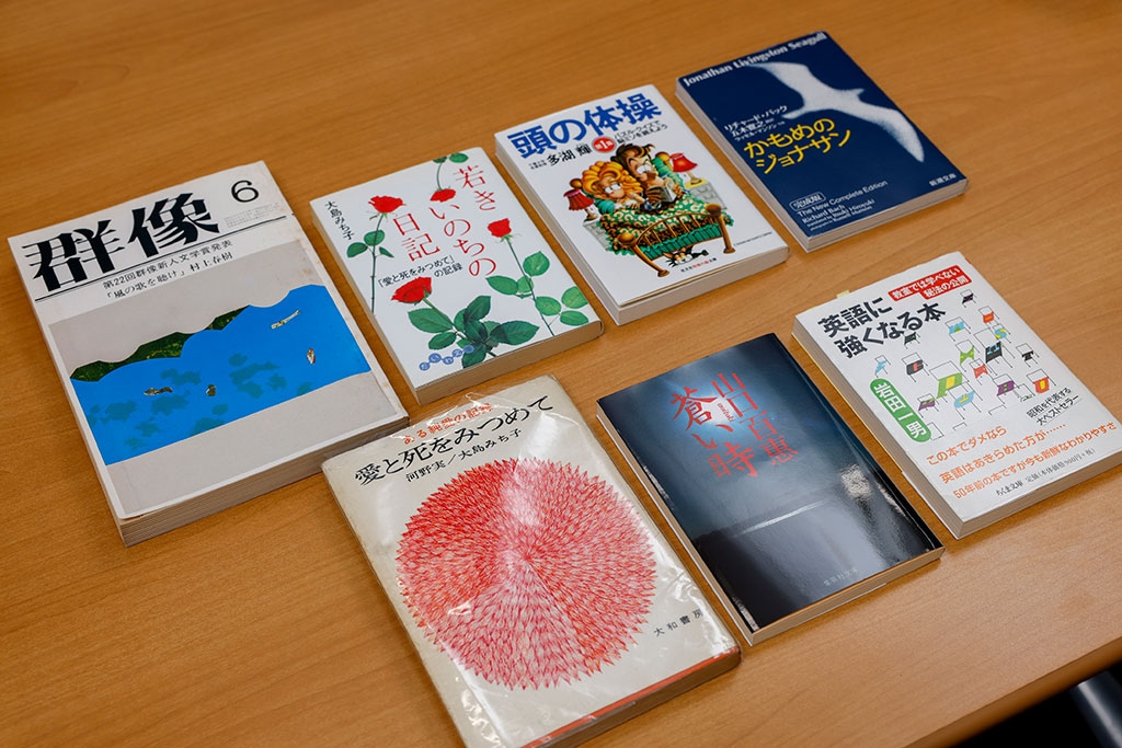 右上から順に以下の通り。『かもめのジョナサン』(リチャード・バック/五木寛之訳/新潮社)。1974年のベストセラー1位になった。『頭の体操』(多湖輝/光文社)。『若きいのちの日記』(大島みち子/大和書房)は『愛と死をみつめて』の関連書としてヒットした。『群像』79年6月号(講談社)。村上春樹が群像新人文学賞を受賞した『風の歌を聴け』を掲載。『英語に強くなる本』はカッパ・ブックスのベストセラー。61年刊(写真はちくま文庫の復刊)。『蒼い時』(山口百恵)。『愛と死をみつめて』は二人の3年間の往復書簡集(写真:岩下洋介)