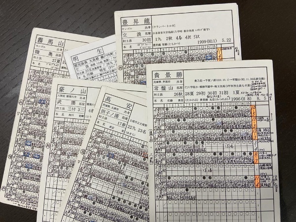 藤井さんが場所ごとの勝敗や対戦相手、決まり手などを書き込んだ力士カード(写真:藤井さん提供) 藤井さんが場所ごとの勝敗や対戦相手、決まり手などを書き込んだ力士カード(写真:藤井さん提供)