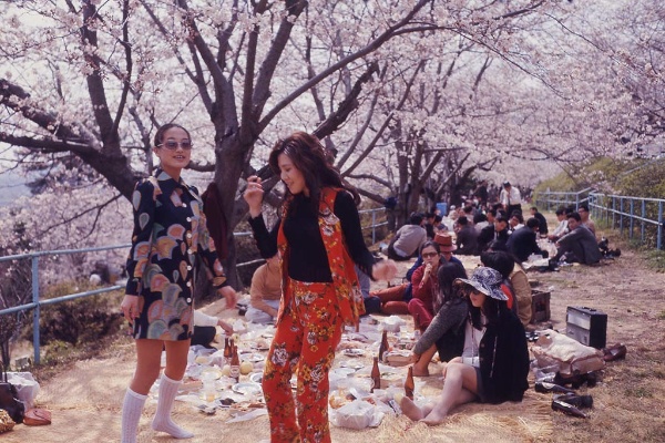 70年代、ロングヘアにパンタロン、トンボ眼鏡にミニスカート。どちらもサイケな色彩のニューモードで、流行りのゴーゴーダンスを踊る(写真提供:山陽新聞/共同通信イメージズ) 70年代、ロングヘアにパンタロン、トンボ眼鏡にミニスカート。どちらもサイケな色彩のニューモードで、流行りのゴーゴーダンスを踊る(写真提供:山陽新聞/共同通信イメージズ)