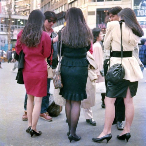 80年代、バブル期には体のラインを強調するボディコンも流行。ワンレン、ボディコンの女性がディスコに集結した(写真提供:共同通信社) 80年代、バブル期には体のラインを強調するボディコンも流行。ワンレン、ボディコンの女性がディスコに集結した(写真提供:共同通信社)
