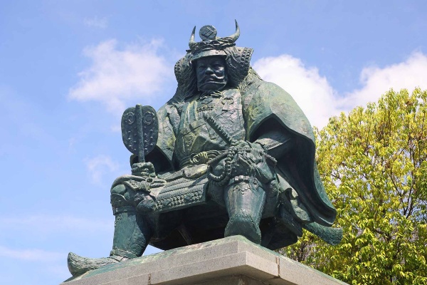 甲府駅前にある武田信玄公像(写真:PhotoNetwork/stock.adobe.com)