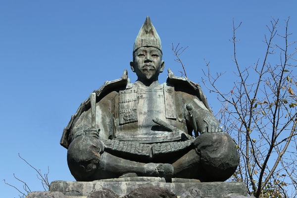 「不確実性」のもとで生き、武家政権を確立した源頼朝(鎌倉市・源氏山公園の銅像)(写真/shutterstock) 「不確実性」のもとで生き、武家政権を確立した源頼朝(鎌倉市・源氏山公園の銅像)(写真/shutterstock)