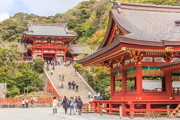 源頼朝がこの地に移し信仰した鶴岡八幡宮。三代将軍実朝はここで公暁に暗殺された(写真/shutterstock) 源頼朝がこの地に移し信仰した鶴岡八幡宮。三代将軍実朝はここで公暁に暗殺された(写真/shutterstock)
