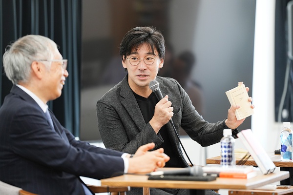 「読んでいない古典が多くて、痛いところを突かれました」と話す豊島さん(右) 「読んでいない古典が多くて、痛いところを突かれました」と話す豊島さん(右)