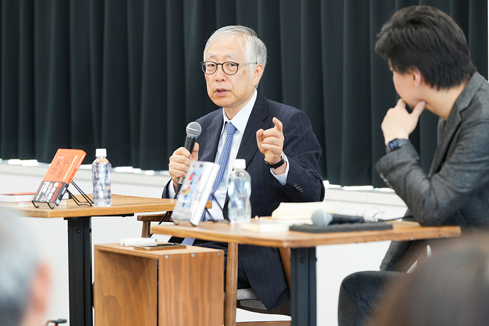 「新聞やテレビの財政についての報道は、常々おかしいと思っていました」と滝田さん（左）