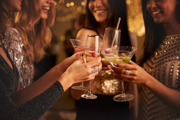 ティンダーは大学生の誕生日パーティを開催して大学内に一気に普及させた(写真:Shutterstock)